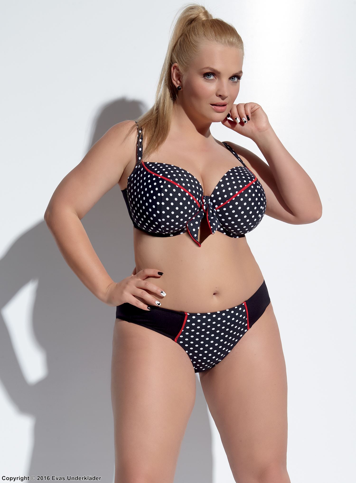 Bikinit-topp med ekte bh-cuper, polka dot-prikker